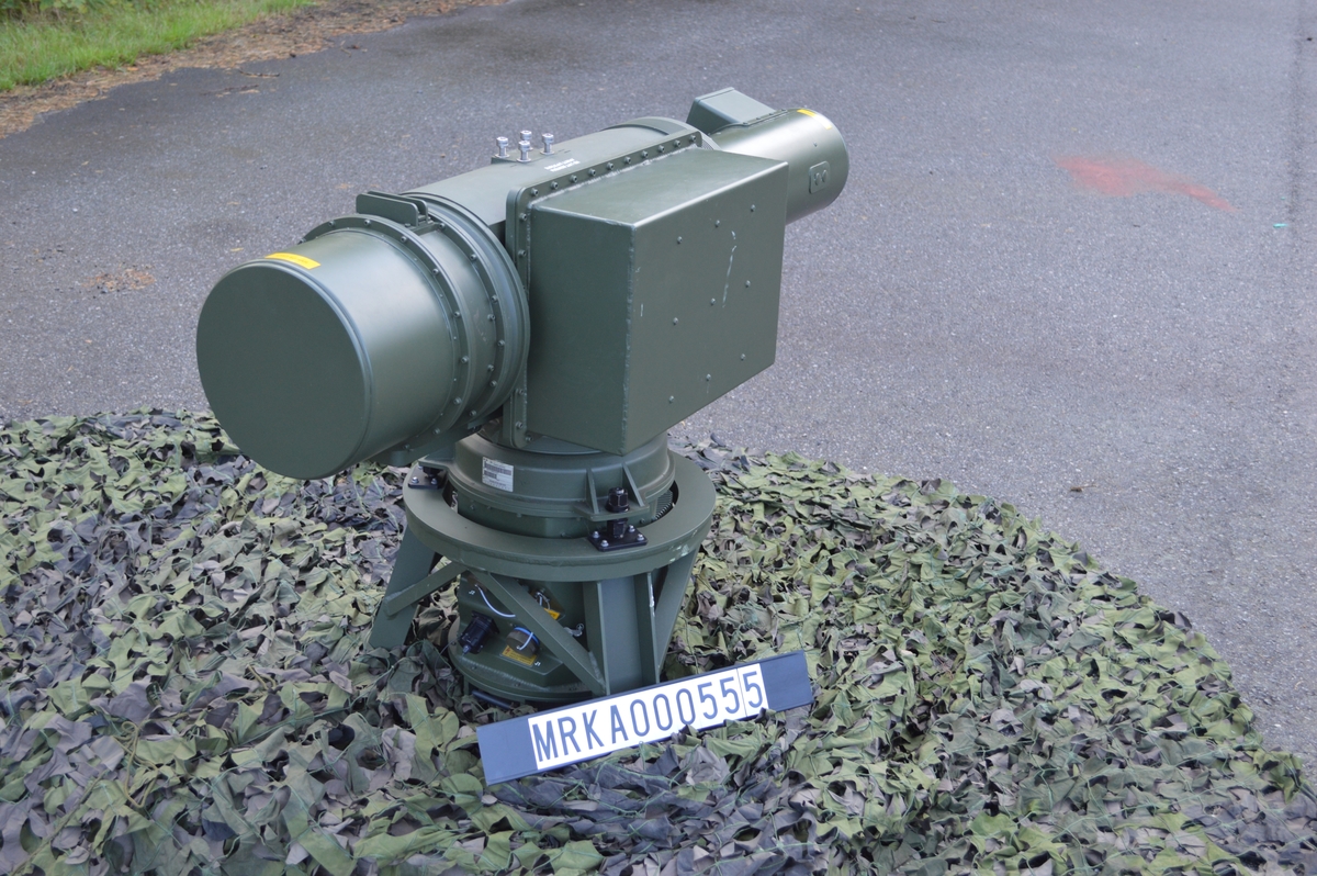 En IR-spanare arbetar passivt, dvs den sänder ej ut några signaler som exempelvis en radar. IR-spanaren känner av infraröd strålning (värmestrålning) från flygplanets motor mm.
IR-spanare jämfört med radar; kan ej upptäckas med signalspaning, är svår att störa, har hög noggrannhet i höjd och sida. Dock kan en IR-spanare ej mäta avstånd och kan påverkas av väder.
Beskrivning.
Räckvidden hos IRS 725 uppges vara 10-15 km mot stridsflyg och 6-9 km mot helikopter vid ”normalt väder”.
IR-spanarens huvud roterar med 180 varv/minut. Ett band om 5 grader i höjd avsöks, bandet höjs stegvis tills den önskade höjdvinkeln är avsökt. Normalt höjdområde är 20 grader, vilket tar ungefär 2 sekunder.
Målupptäckt är automatisk, blinkande symboler uppträder i bilden på manöverenheten. Systemet presenterar 360 grader och kan behandla 16 mål samtidigt. Manöverenheten skulle vara placerad i sammanställningsplatsen på LvS 75M.
IRS 725 blev aldrig införd vid Kustartilleriets luftvärn.