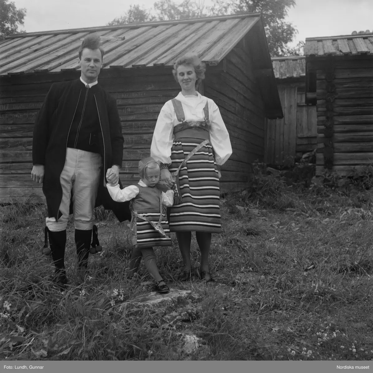 Motiv: (ingen anteckning) ;
Porträtt av en man - ett barn och en kvinna i folkdräkt, två kvinnor i studentmössor, män klädda i folkdräkt spelar fiol.