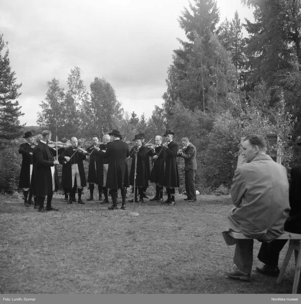 Motiv: (ingen anteckning) ;
Porträtt av en man - ett barn och en kvinna i folkdräkt, två kvinnor i studentmössor, män klädda i folkdräkt spelar fiol.