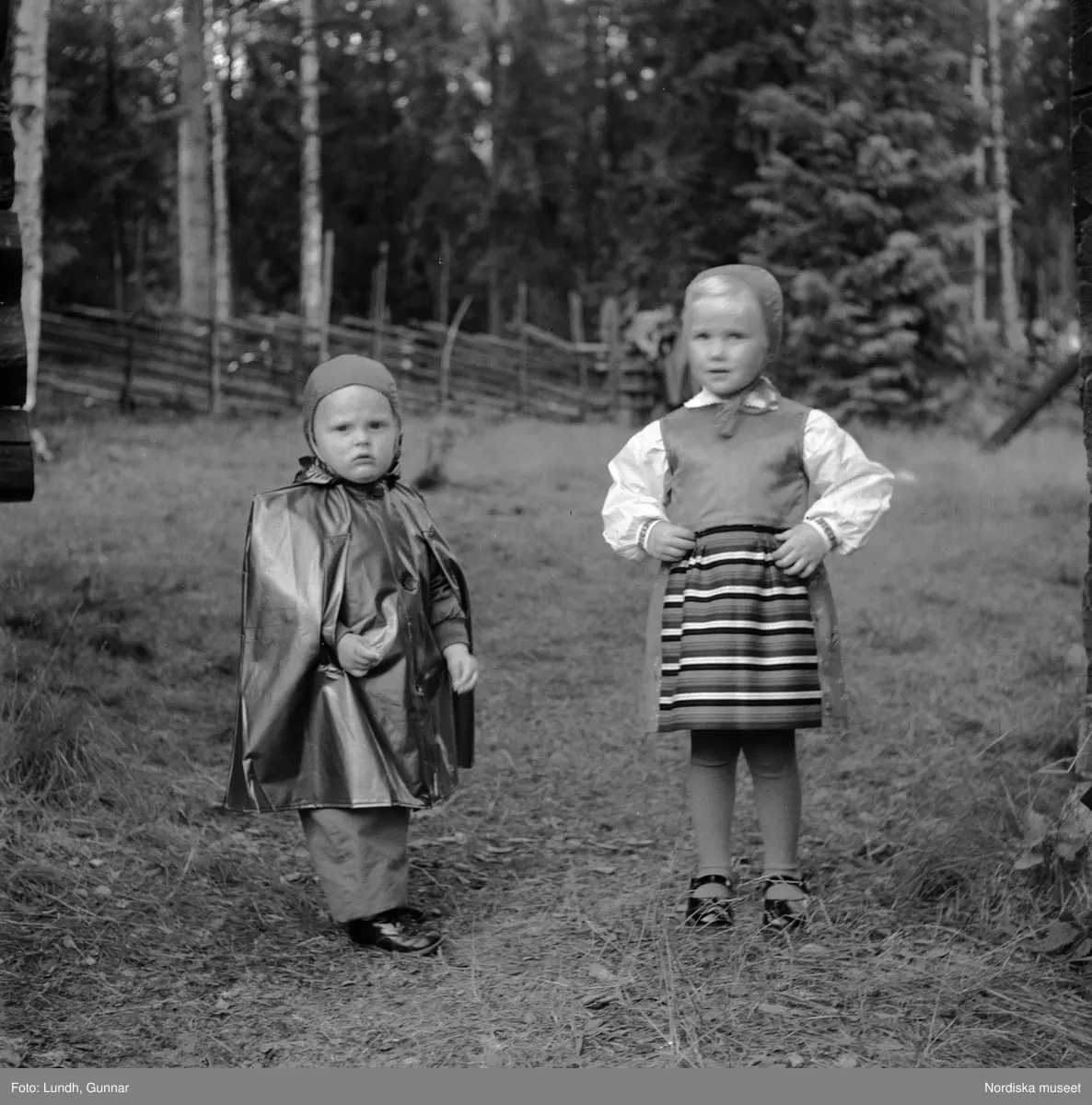 Motiv: (ingen anteckning) ;
Två män i folkdräkt håller fioler, en man i en talarstol talar till en folksamling, ett barn sitter på trapan till en talarstol, en folksamling vid en midsommarstång, porträtt av två varav ett i folkdräkt, kvinnor och män i folkdräkt dansar vid en midsommarstång.
