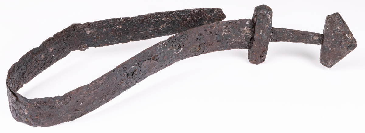 Fynd från arkeologisk undersökning 1993 i Österfärnebo, Berg 1:3
Gravhög.

Fynden består bl.a. av ett svärd, böjt, en spjutspets, ett bronsspänne, brända ben, keramik, slagg och järnfragment.