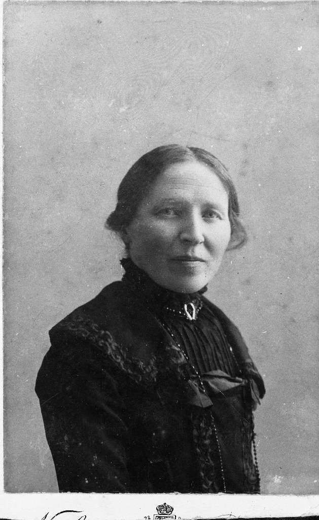 Hanna Malena Aasland (1867 - 1947) g. m. presten Samuel Peterson Sandved, Høyland. Dei hadde 9 born. Hanna Malena vart tidleg enkje, ho fekk seg arbeid og greidde "å få fram borna".
Sjå også bilete nr. 1988.5TIM.14.009