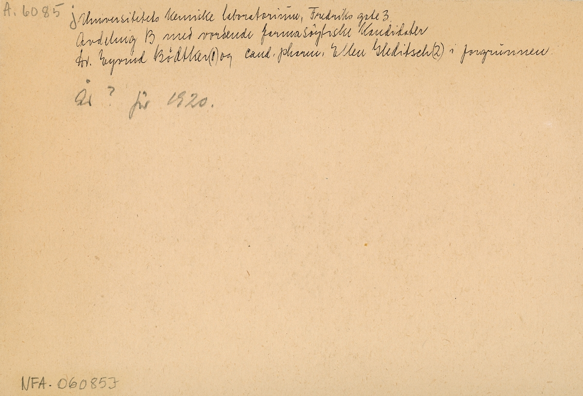 NFA.6085B: Eksamenskullet Farmasøytisk Institutt 1952.
NFA.6085C: Kullet som tok apotekereksamen høsten 1942.
NFA,6085H: Professor Bjarne Samdahl utnevnes til æresdoktor ved Sorbonne universitet i Paris 1959.
NFA.6085J: Universitetets kjemiske laboratorium i Fredriksgate 3 Avdeling B med vordende farmasøytiske kandidater, Cand.pharm. Ellen Gleditsch i forgrunnen. Ca,1920.
NFA.6085K: Professor Ellen Gleditsch æresdoktor ved Sorbonne 1962
NFA.06085A Kursus i førstehjelp på Farmasøytisk Institutt 1940
NFA.06085D To personer i verneutstyr 1940
NFA.06085E 4 personer som prøver gassmasker
NFA.06085F Person med verneutstyr
NFA.06085G Utenfor Farmasøytisk Institutt 4 personer og bil
NFA.06085I  Store auditorium på Farmasøytisk Imstitutt kurs i den frivillige farmasøytiske luftverngruppe