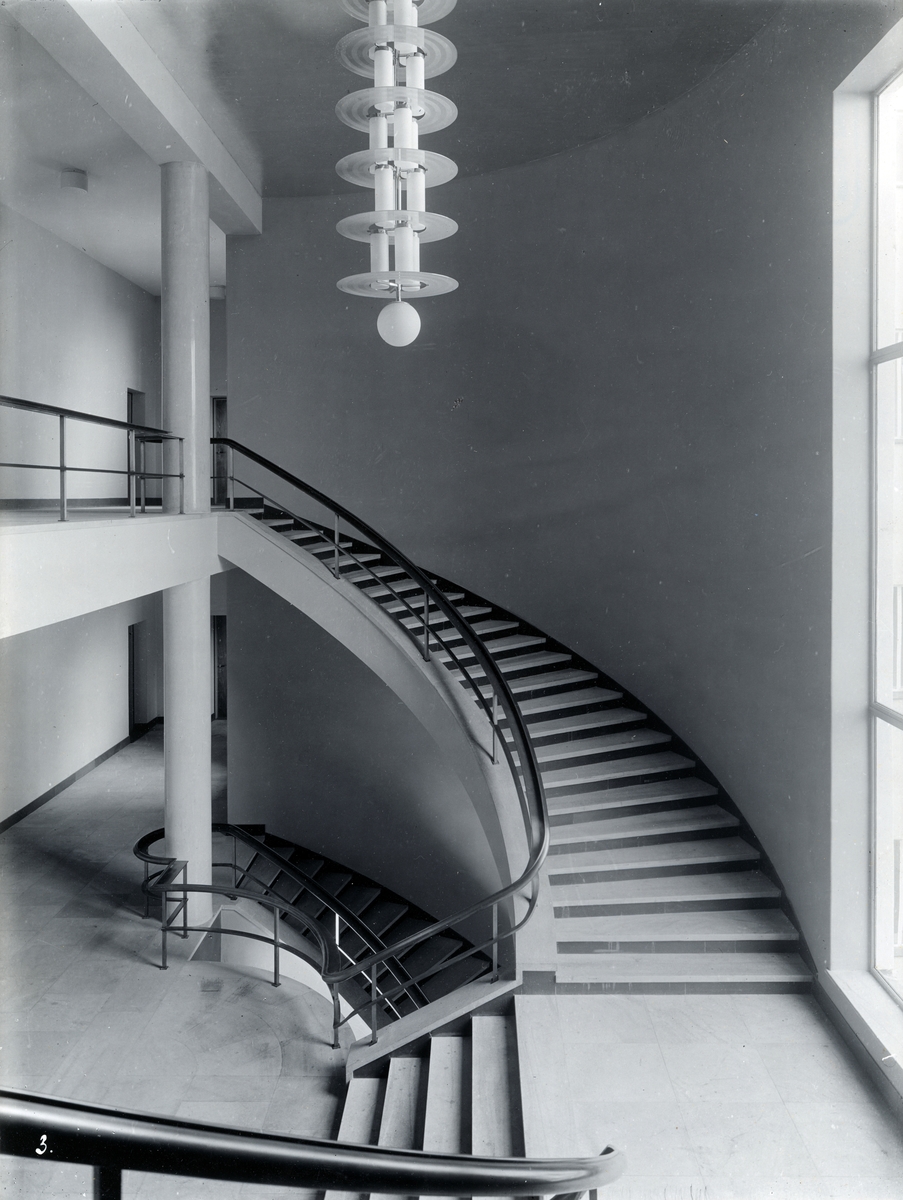 4 fotos av Farmasøytisk Institutt, Oslo: Interiør og eksteriør.
Professor Axel Jermstad på sitt kontor.
Modell av universitetsanlegget.
Trappeoppgang
Møterom