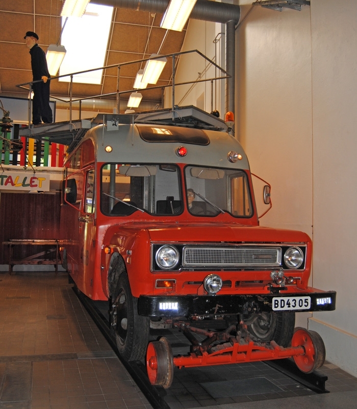 Rälsbil med flänshjul fram och bak för rälsgång samt fyra grova gummidäck för körning på landsväg. Orange kaross. Märkt "15197" på metallbricka på höger och vänster framdörr. SJ 4108 på höger och vänster framdörr. På sidorna, strax bakom framlyktorna, sitter skyltar "1510 EIGHT". Mellan framlyktorna sitter en skylt med texten "INTERNATIONAL". Framtill sitter även två stycken signalhorn. På karossen ovanför det bakre hjulparet står det "6" och ovanför det främre hjulparet "55".

Höjbar plattform finns på taket. Stege till taket sitter till vänster på baksidan. Tillhörande lucka till stegen, som går att låsa med ett hänglås då luckan är stängd. Detta är för att förhindra obehöriga att klättra upp på bilens tak. På luckan sitter en gul skylt med en röd blixt med en pil nedåt, varningsskylt för ström. Nedanför stegen, på bilens baksida, sitter en skylt "Åsbrink-Eiker AB LUND-SWEDEN".På baksidan av bilen sitter ett trappsteg och en dörr in i bilen. På dörren sitter en skylt med texten "Brandsläckare innanför dörren". Inuti bilen finns hyllor för isolatorsporslin, en stoppad bänk med ryggstöd, ett verktygsbord, plats att hänga upp verktyg, samt diverse förvaringsutrymmen.

Vissa verktyg är avbildade i siluett där de ska placeras. Golvet har skrovliga metallbeslag som går ända fram till förarhytten. I förarhytten finns två sittplatser. samt en stoppad bänk framför förarplatsen. Registreringsnummer: BD 4305. Nuvarande registreringsnummer. OZG 169. 

Vikt i tjänst: 5560 kg
Motor: bensinmotor 180 hk
Chassi: International typ 1510
Påbyggnad: Åsbrink Eiker AB, Lund
Arbetsplattformen är höj- och vridbar
Modell/Fabrikat/typ: 1510 EIGHT