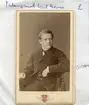 Ungdomsporträtt av Carl Georg Palmqvist. Son till baron Napoleon Palmqvist och dennes maka Hedvig af Burén. Från 1877 elev vid Kungliga krigsskolan och därefter följde en lång militär karriär vid Första livgrenadjärregementet i Linköping. Genom åren var han ägare till gårdarna Fall och Vimne i Veta socken samt Hökö i Östra Tollstad. Gift 1890 med Maria Lovisa Charlotta Fornell. Samma år bosatte sig makarna i Linköping.