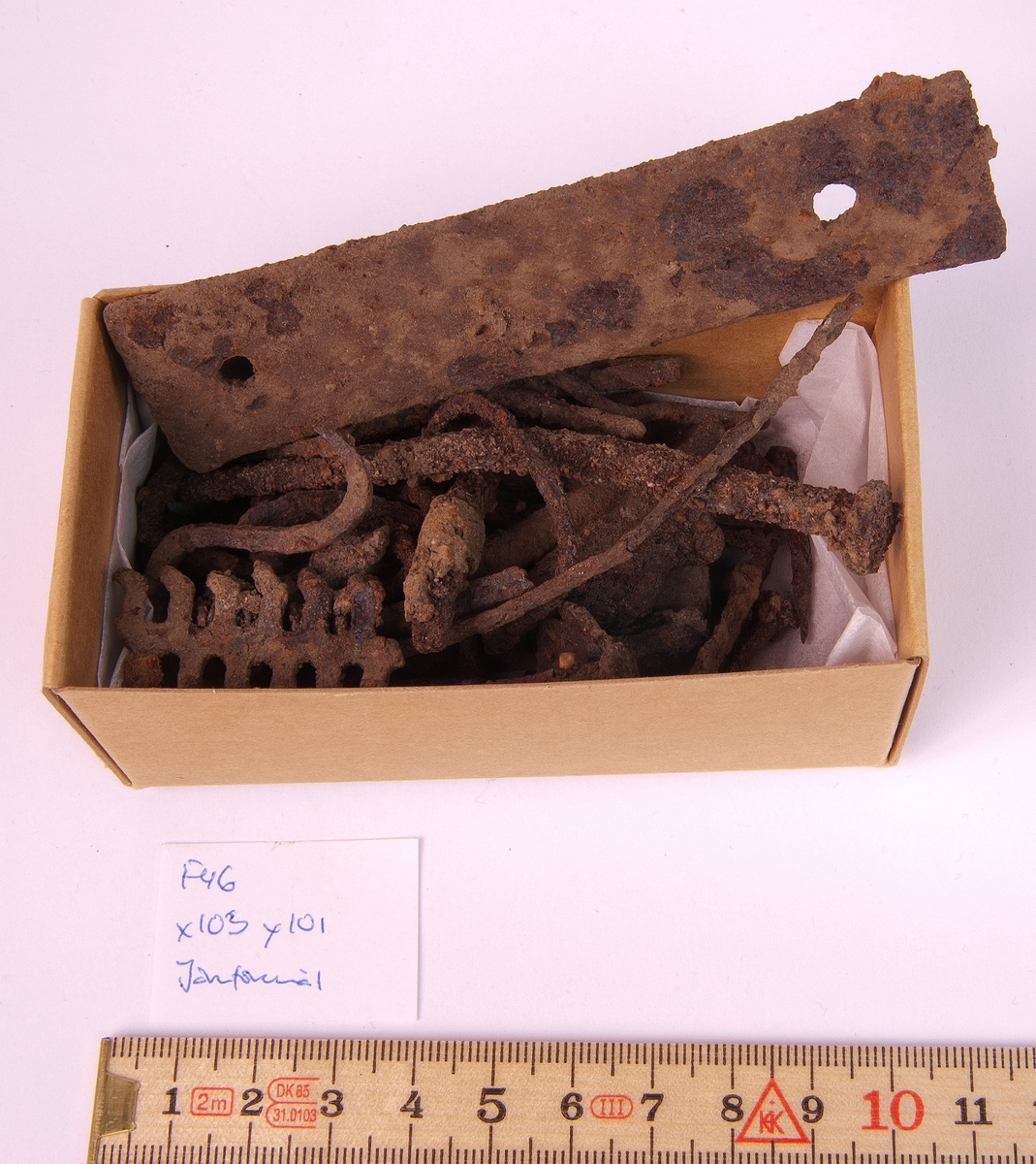 Fynd från arkeologisk undersökning 1993 i Österfärnebo, Berg 1:3
Gravhög.

Fynden består bl.a. av ett svärd, böjt, en spjutspets, ett bronsspänne, brända ben, keramik, slagg och järnfragment.