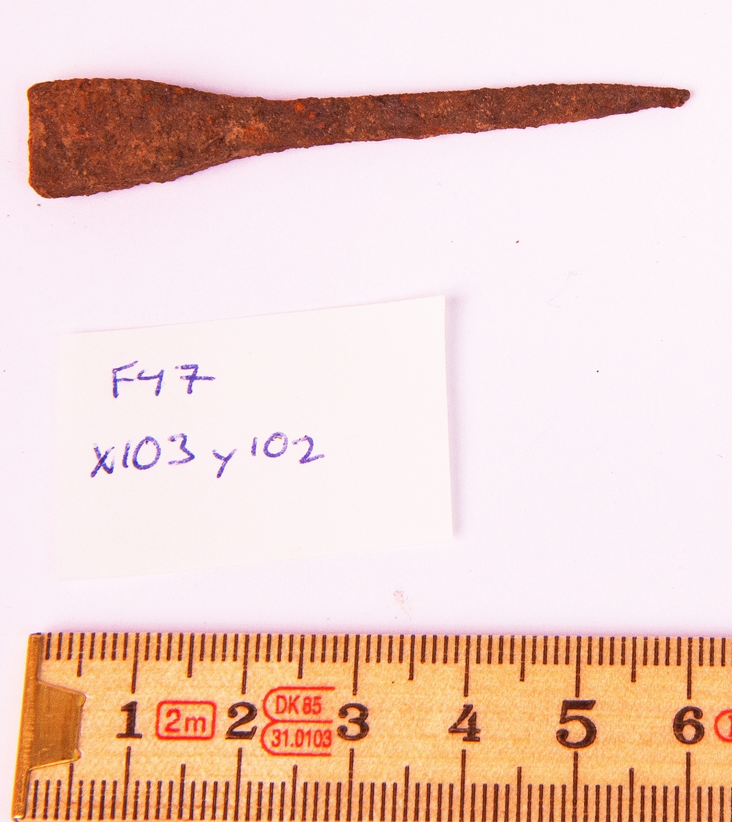 Fynd från arkeologisk undersökning 1993 i Österfärnebo, Berg 1:3
Gravhög.

Fynden består bl.a. av ett svärd, böjt, en spjutspets, ett bronsspänne, brända ben, keramik, slagg och järnfragment.