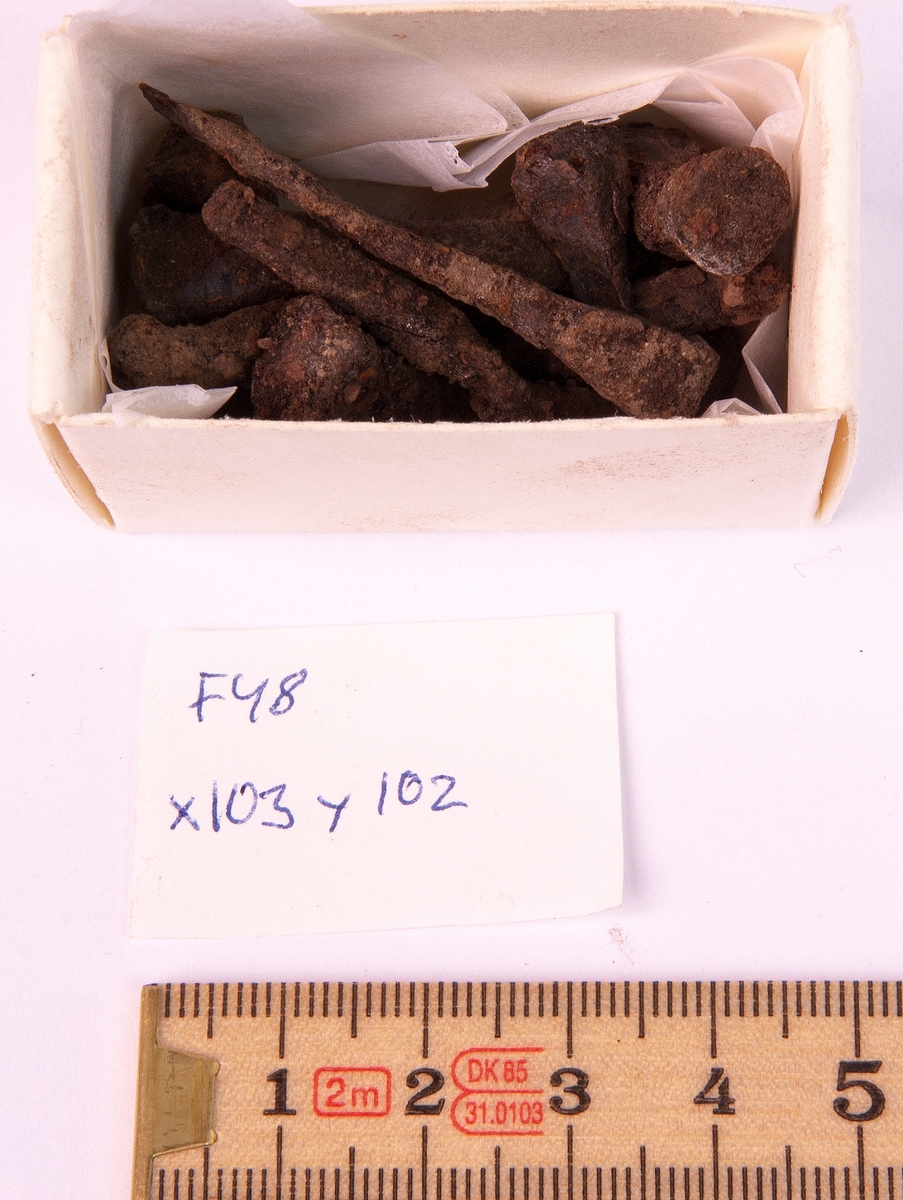 Fynd från arkeologisk undersökning 1993 i Österfärnebo, Berg 1:3
Gravhög.

Fynden består bl.a. av ett svärd, böjt, en spjutspets, ett bronsspänne, brända ben, keramik, slagg och järnfragment.