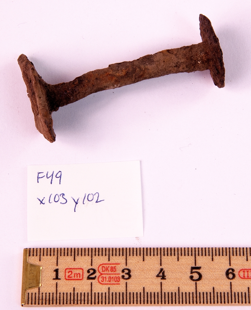 Fynd från arkeologisk undersökning 1993 i Österfärnebo, Berg 1:3
Gravhög.

Fynden består bl.a. av ett svärd, böjt, en spjutspets, ett bronsspänne, brända ben, keramik, slagg och järnfragment.