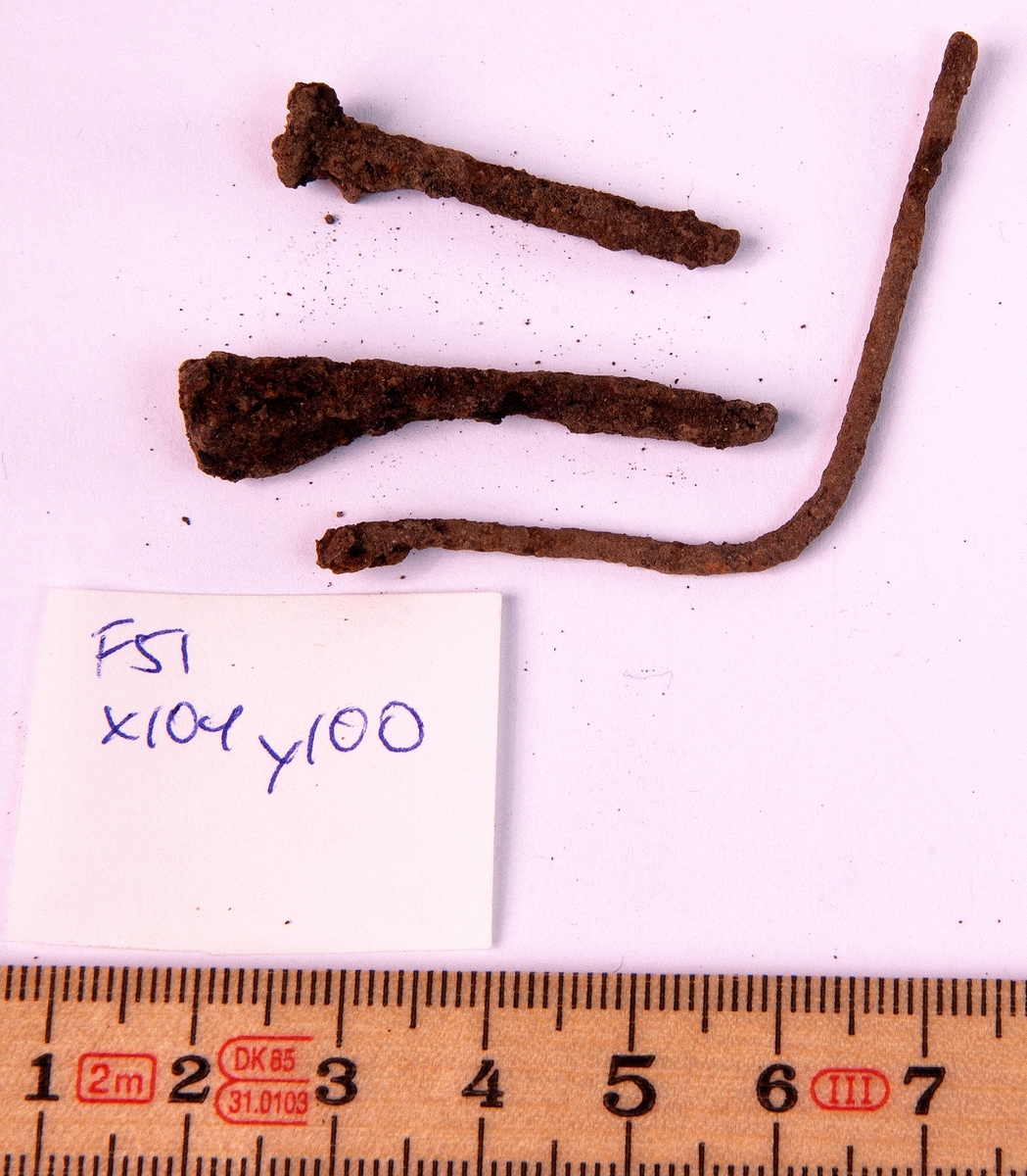 Fynd från arkeologisk undersökning 1993 i Österfärnebo, Berg 1:3
Gravhög.

Fynden består bl.a. av ett svärd, böjt, en spjutspets, ett bronsspänne, brända ben, keramik, slagg och järnfragment.