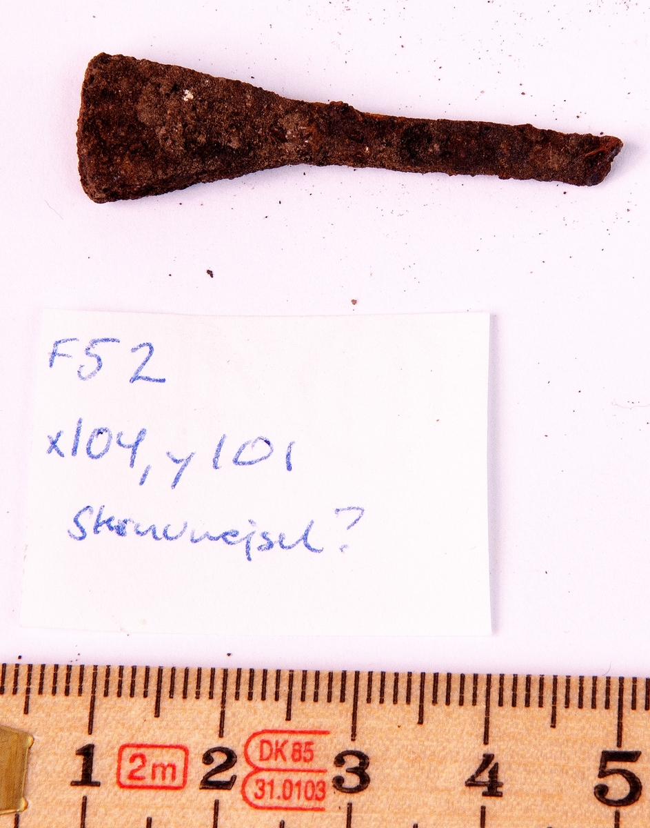 Fynd från arkeologisk undersökning 1993 i Österfärnebo, Berg 1:3
Gravhög.

Fynden består bl.a. av ett svärd, böjt, en spjutspets, ett bronsspänne, brända ben, keramik, slagg och järnfragment.