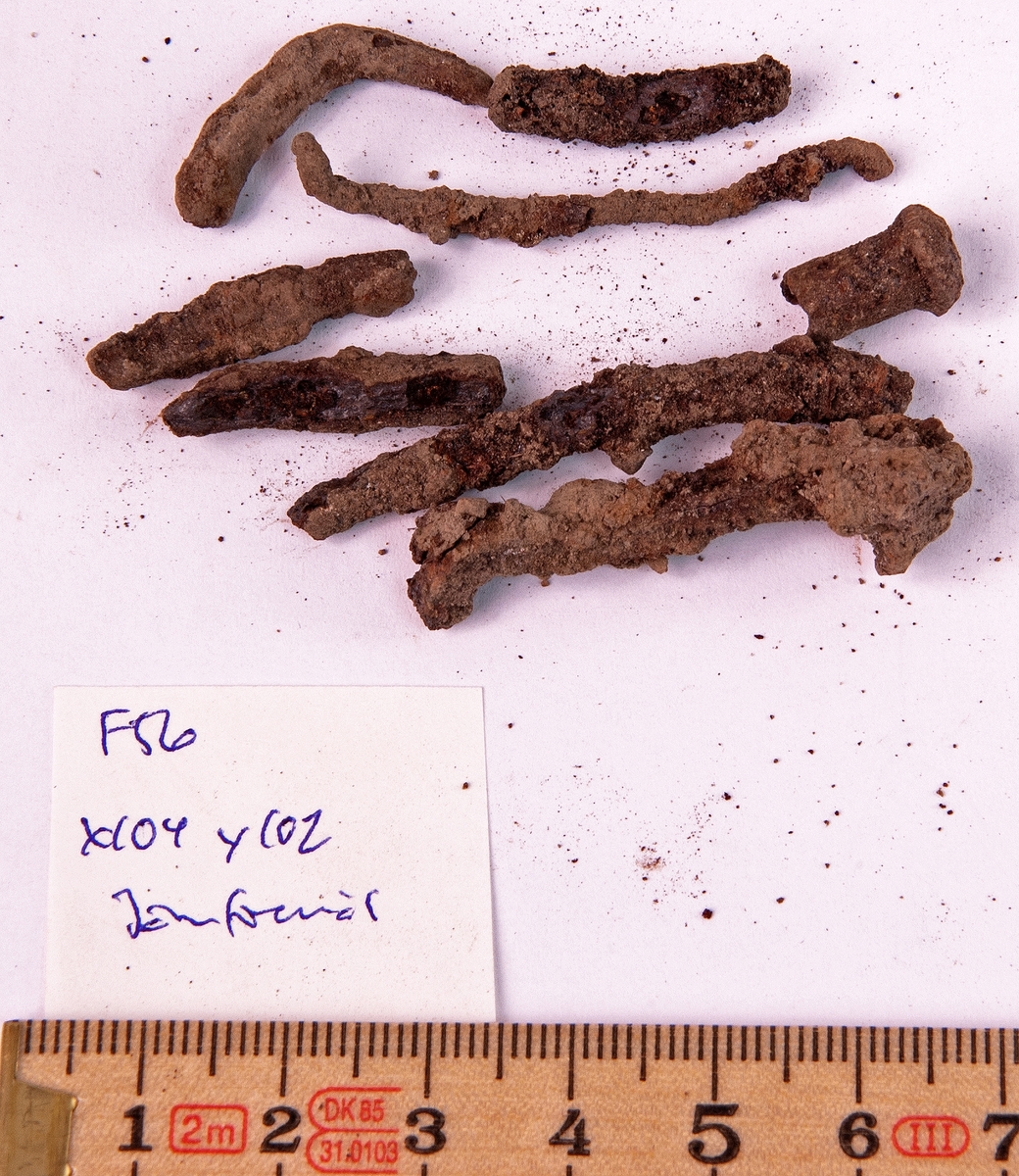 Fynd från arkeologisk undersökning 1993 i Österfärnebo, Berg 1:3
Gravhög.

Fynden består bl.a. av ett svärd, böjt, en spjutspets, ett bronsspänne, brända ben, keramik, slagg och järnfragment.