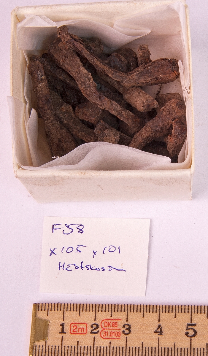 Fynd från arkeologisk undersökning 1993 i Österfärnebo, Berg 1:3
Gravhög.

Fynden består bl.a. av ett svärd, böjt, en spjutspets, ett bronsspänne, brända ben, keramik, slagg och järnfragment.