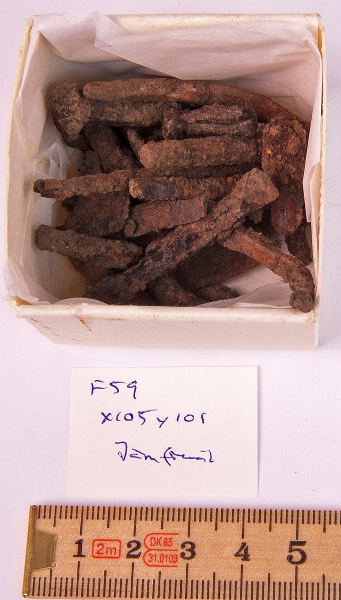 Fynd från arkeologisk undersökning 1993 i Österfärnebo, Berg 1:3
Gravhög.

Fynden består bl.a. av ett svärd, böjt, en spjutspets, ett bronsspänne, brända ben, keramik, slagg och järnfragment.