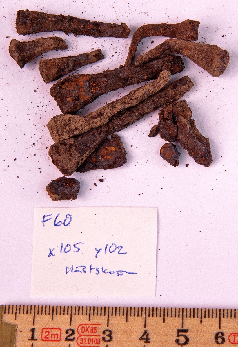 Fynd från arkeologisk undersökning 1993 i Österfärnebo, Berg 1:3
Gravhög.

Fynden består bl.a. av ett svärd, böjt, en spjutspets, ett bronsspänne, brända ben, keramik, slagg och järnfragment.