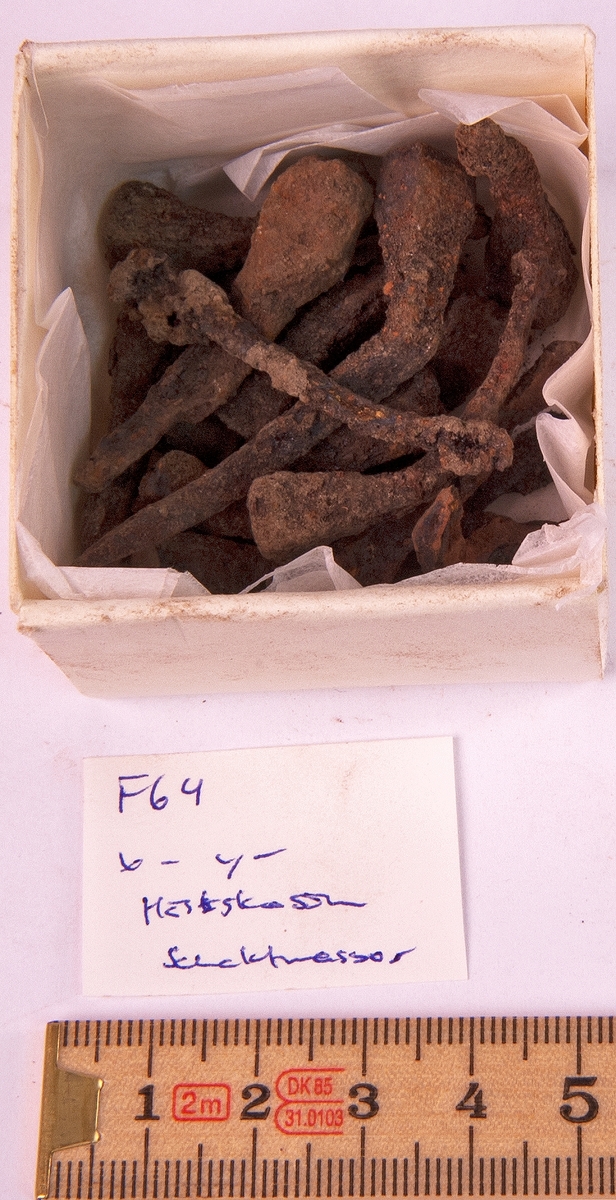 Fynd från arkeologisk undersökning 1993 i Österfärnebo, Berg 1:3
Gravhög.

Fynden består bl.a. av ett svärd, böjt, en spjutspets, ett bronsspänne, brända ben, keramik, slagg och järnfragment.