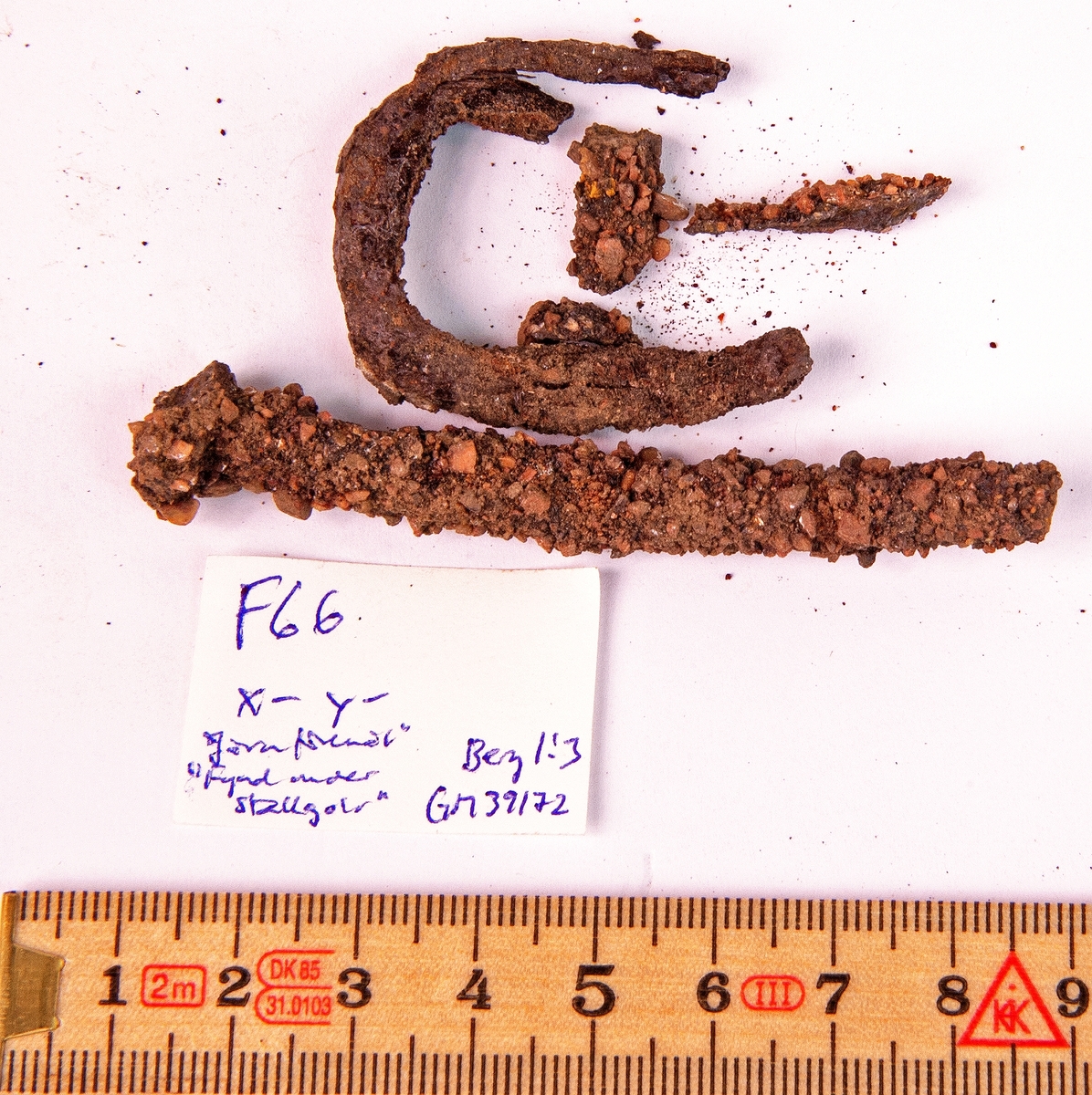 Fynd från arkeologisk undersökning 1993 i Österfärnebo, Berg 1:3
Gravhög.

Fynden består bl.a. av ett svärd, böjt, en spjutspets, ett bronsspänne, brända ben, keramik, slagg och järnfragment.