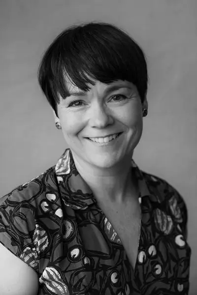 Bilde av dame med mørkt hår som smiler