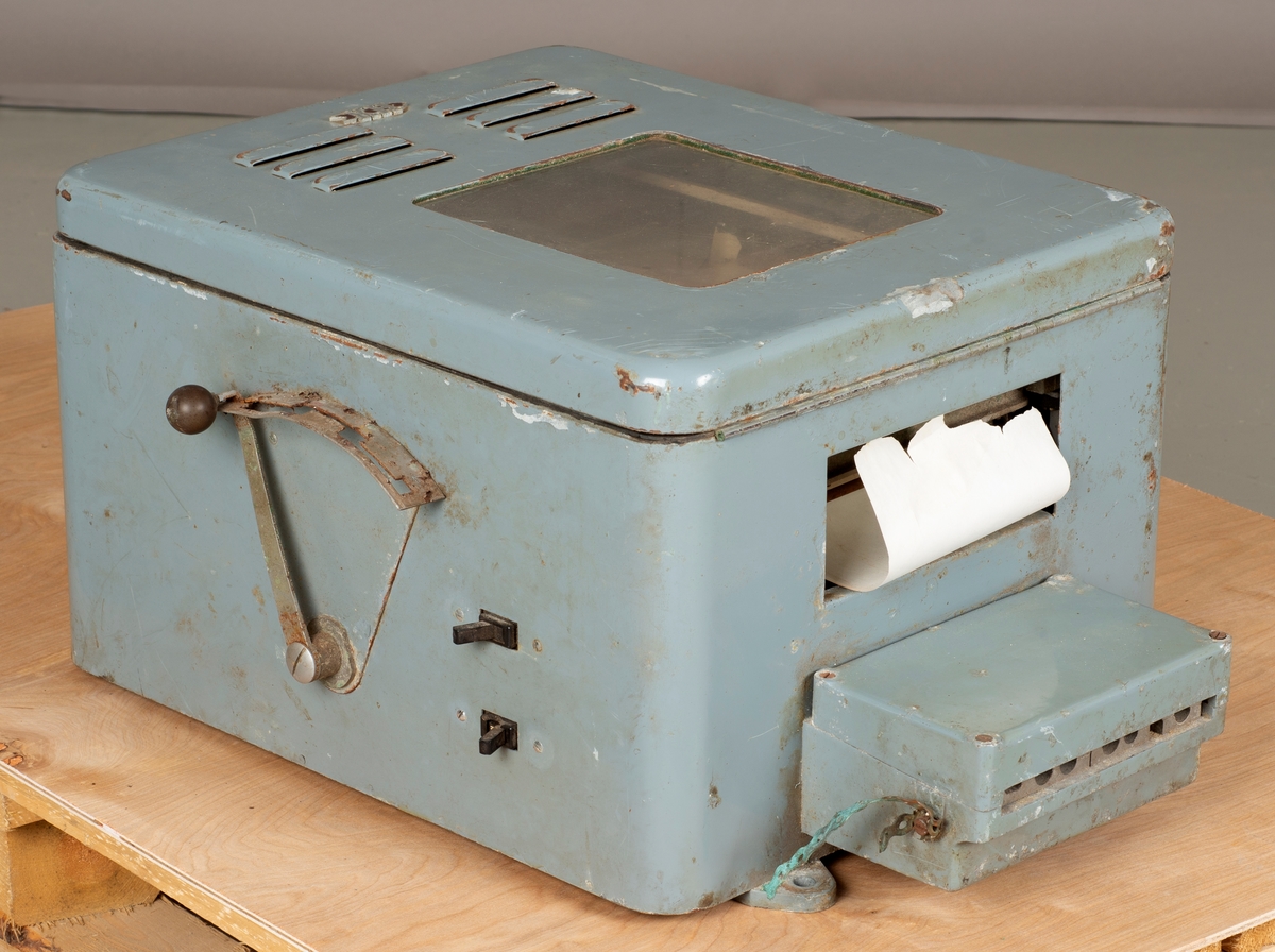 Instrument i metallchassie. Front med vindu for verdiavlesing. Veggmonteres, utskrift av grafer (?) i bunn.
Ble brukt ombord i fiskebåter under søk av fisk/sildestimer.

Allied Submarine Detection Investigation Committee (ASDIC) (engelsk for «Alliert ubåtdeteksjon-undersøkelseskomité») var en alliert komité satt ned under den første verdenskrig for å søke å finne en måte å detektere ubåter under vann. Dette resulterte i det vi i dag kjenner som sonar, et apparat som sender ut lydbølger, og lytter etter ekko fra dette signalet – etter samme prinsipp som radar. De første systemene var passive – det vil si at de bare lyttet etter allerede utsendte lydbølger fra ubåter.

ASDIC var navnet som ble benyttet fra britisk side, mens amerikanerne i større grad kalte systemet sitt «sonar». Dette hold seg helt ut til etterkrigstiden. Sonar har senere overtatt for ASDIC.
Wikipedia 22.10.2019
