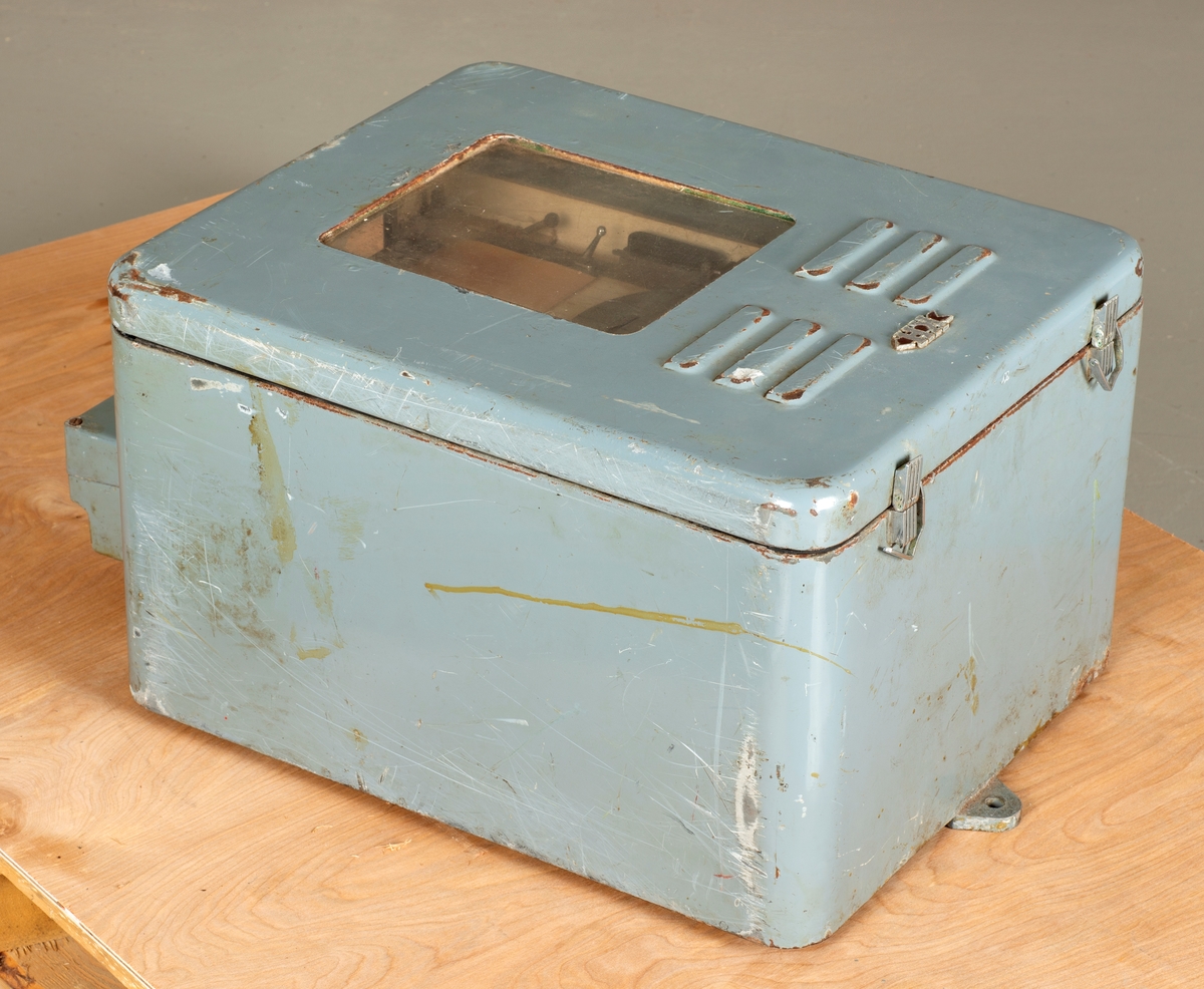Instrument i metallchassie. Front med vindu for verdiavlesing. Veggmonteres, utskrift av grafer (?) i bunn.
Ble brukt ombord i fiskebåter under søk av fisk/sildestimer.

Allied Submarine Detection Investigation Committee (ASDIC) (engelsk for «Alliert ubåtdeteksjon-undersøkelseskomité») var en alliert komité satt ned under den første verdenskrig for å søke å finne en måte å detektere ubåter under vann. Dette resulterte i det vi i dag kjenner som sonar, et apparat som sender ut lydbølger, og lytter etter ekko fra dette signalet – etter samme prinsipp som radar. De første systemene var passive – det vil si at de bare lyttet etter allerede utsendte lydbølger fra ubåter.

ASDIC var navnet som ble benyttet fra britisk side, mens amerikanerne i større grad kalte systemet sitt «sonar». Dette hold seg helt ut til etterkrigstiden. Sonar har senere overtatt for ASDIC.
Wikipedia 22.10.2019