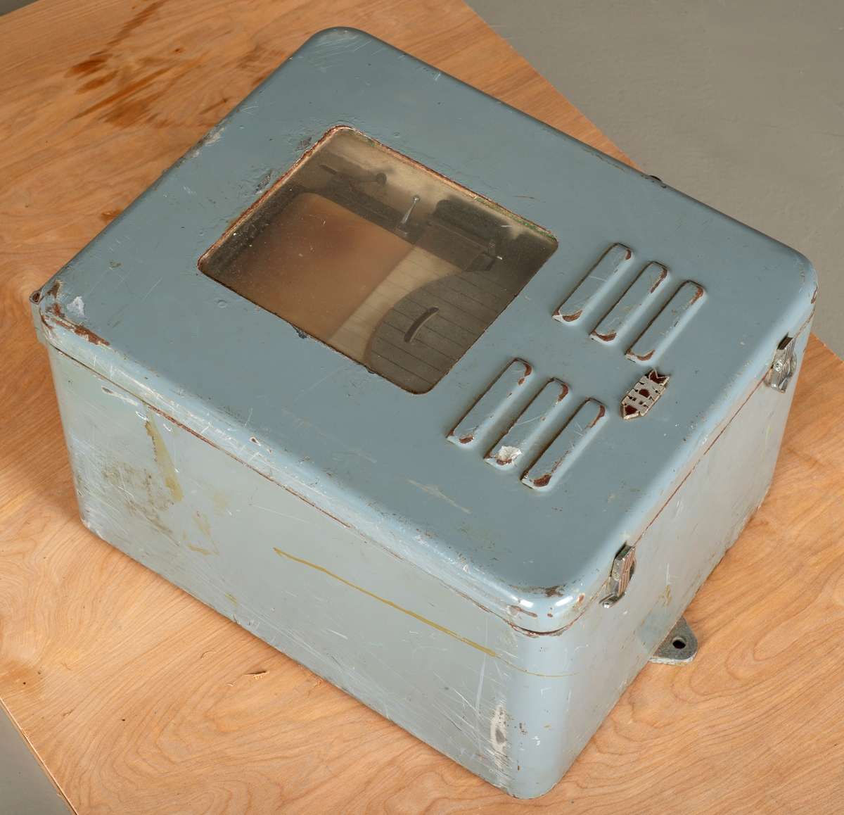 Instrument i metallchassie. Front med vindu for verdiavlesing. Veggmonteres, utskrift av grafer (?) i bunn.
Ble brukt ombord i fiskebåter under søk av fisk/sildestimer.

Allied Submarine Detection Investigation Committee (ASDIC) (engelsk for «Alliert ubåtdeteksjon-undersøkelseskomité») var en alliert komité satt ned under den første verdenskrig for å søke å finne en måte å detektere ubåter under vann. Dette resulterte i det vi i dag kjenner som sonar, et apparat som sender ut lydbølger, og lytter etter ekko fra dette signalet – etter samme prinsipp som radar. De første systemene var passive – det vil si at de bare lyttet etter allerede utsendte lydbølger fra ubåter.

ASDIC var navnet som ble benyttet fra britisk side, mens amerikanerne i større grad kalte systemet sitt «sonar». Dette hold seg helt ut til etterkrigstiden. Sonar har senere overtatt for ASDIC.
Wikipedia 22.10.2019