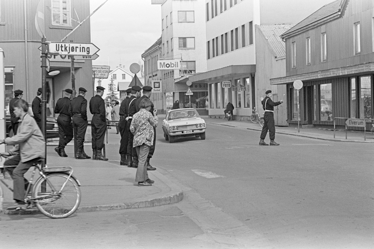 Hamar, krysset, Grønnegata, Vangsvegen. Politiaspiranter dirrigerer trafikken i Vangsvegen.
