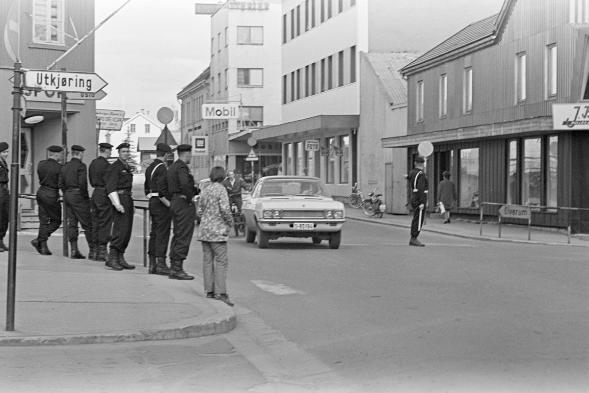 Hamar, krysset, Grønnegata, Vangsvegen. Politiaspiranter dirrigerer trafikken i Vangsvegen.