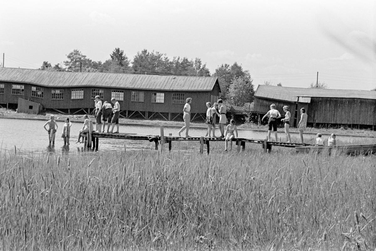 Åkersvika, badeliv, tømmerflåte, ungdom, brygge, Åker bruk, sagbruk,Vang H.