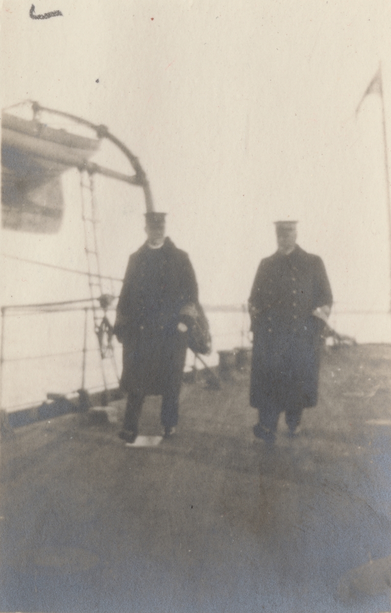 Text i fotoalbum: "Wachtmeister, HBK (=Högsta befälhavaren över kustflottan)".

Konteramiral Carl August Ehrensvärd var högste befälhavaren över kustflottan, far till viceamiralen Gösta Ehrensvärd och generalen Carl August Ehrensvärd (d y). Den unge Carl August var också på Åland, då som löjtnant vid en frikår.