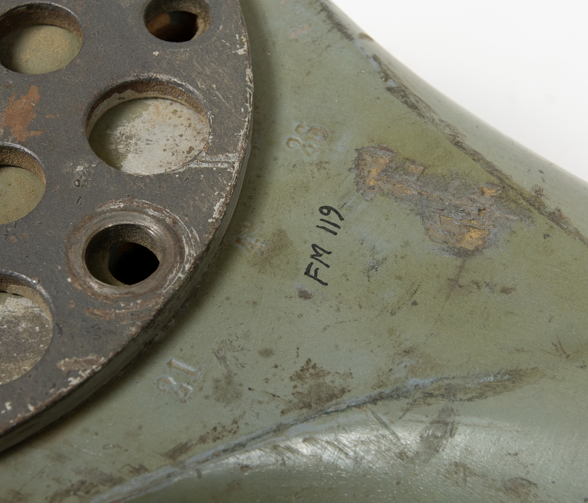 Tvåbladig träpropeller till Ö4.
Propellern är grå men baksidan på bladen är bruna.

På ena bladet, på den bruna sidan står en text skriven i blyerts.