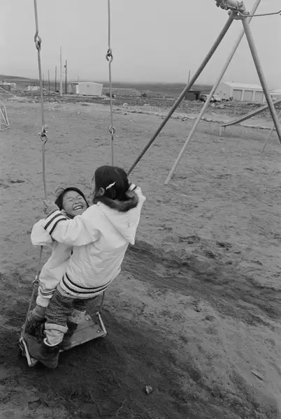 Arktis. Lappland. Två barn gungnar fram och tillbaka. Barn l