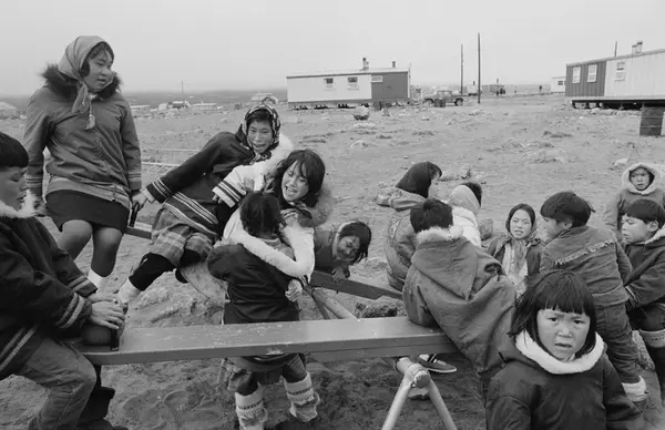 Arktis. Lappland. Två barn gungnar fram och tillbaka. Barn l