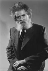 Portrettfotografier av Ingvald Skjeldrup i fotoatelier.