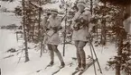 Wickström och Gustaf de la Gardie från Kavalleriskolan i Umeå på skidor.