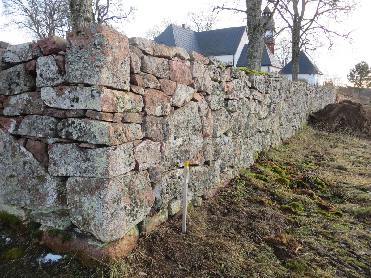 Exteriör, parti av kyrkogårdsmursen vid Askeryds kyrka i Aneby kommun.