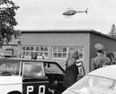 Förevisning avseende exempel på ingripande vid incident, den 19 augusti 1971.
Pressofficer kapten Ryno Schang och Ulla Ramström, betraktar den helikopter som deltog i övningen.