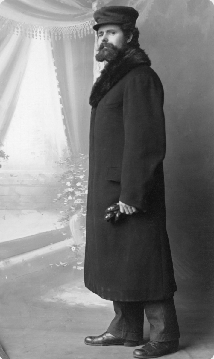 Portrettfotografi av Ingvald Skjeldrup i fotoatelier.