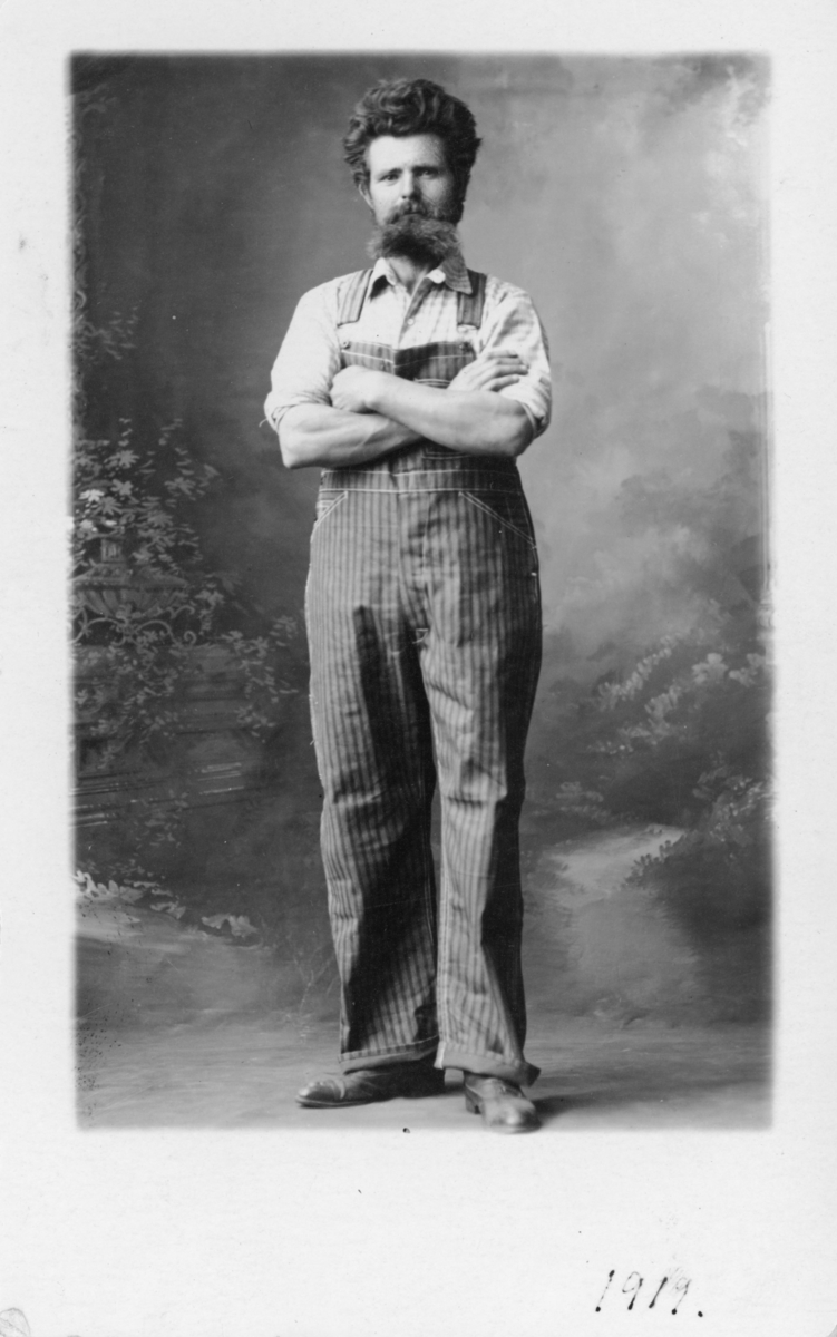 Portrettfotografi av Ingvald Skjeldrup i fotoatelier.