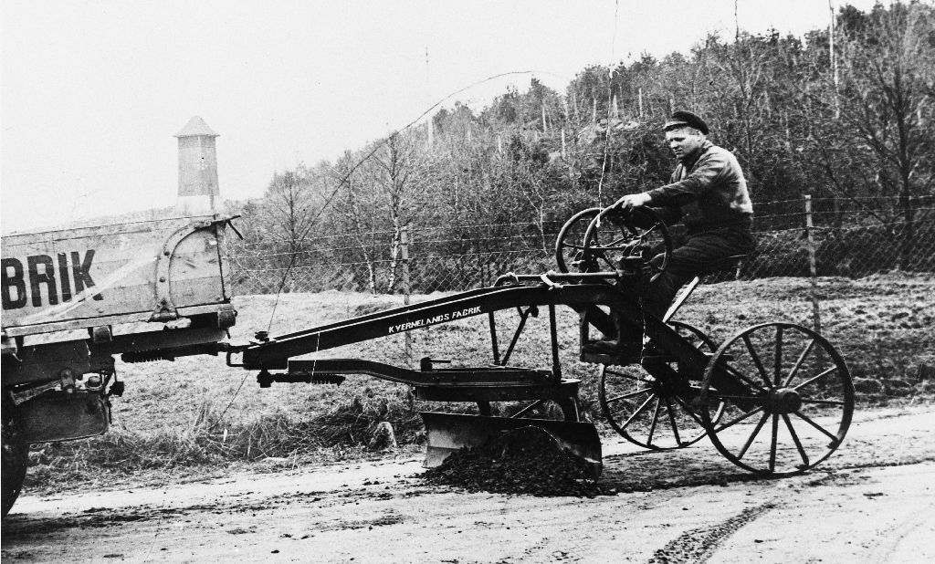 Rasmus Kluge (1892 - 1963) prøver ein av dei første veghøvlane som vart laga på Kvernelands Fabrikk.