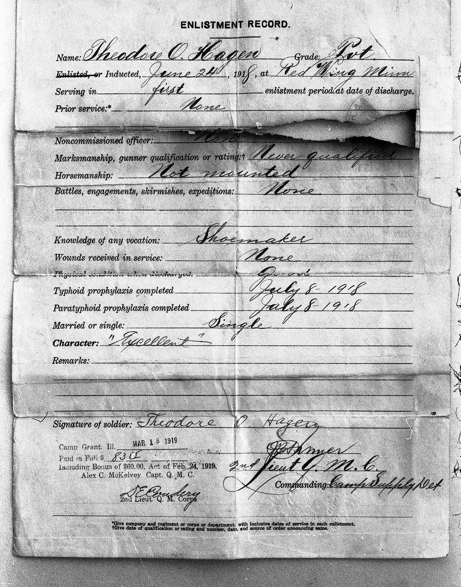 Avfotograferte innrullerings- og dimmiteringsskjema fra den amerikanske hær, datert hhv. 1918 og 1919. Navn: Theodore O. Hagen. Seks bilder, tre av hvert av skjemaene.
