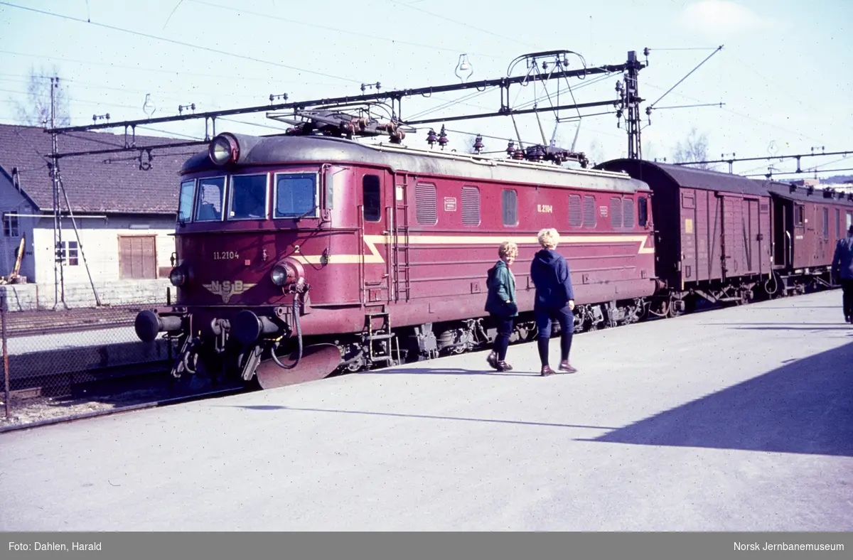 Elektrisk lokomotiv El 11 2105 med persontog til Skien på Kongsberg stasjon.