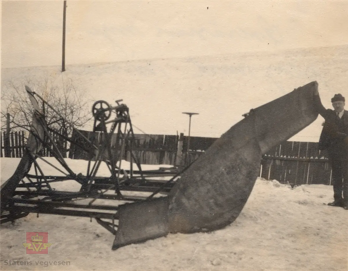 Øveraasens nye bakplog med rømmevinge. 
Ref. til Meddelelser fra Veidirektøren Nr. 10- og Nr. 11-1931: "Snerydningen på våre veier vinteren 1930-1931".