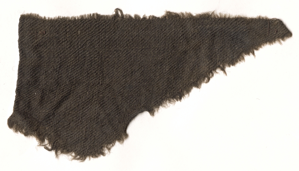 Fragment av klädesplagg.Trådtäthet: 14 trådar i varp och 16
trådar inslag = 1 cm.