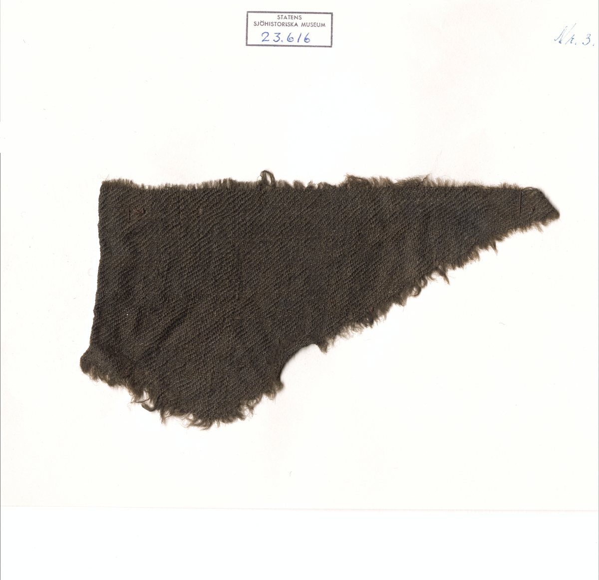 Fragment av klädesplagg.Trådtäthet: 14 trådar i varp och 16
trådar inslag = 1 cm.