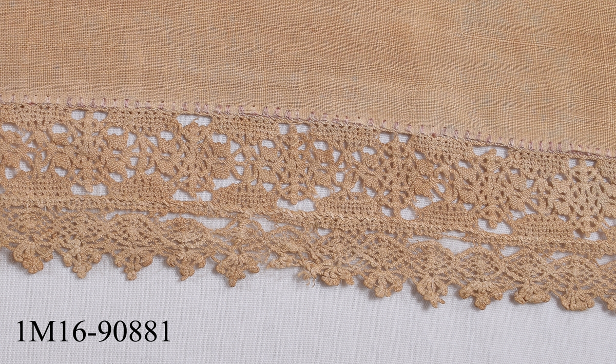 Dophandduk av vitt linne som är starkt missfärgad till en ljusbrun ton. Spetsen runt kanterna är hopsydd av en mellan- och en uddspets. 
Broderi i kontur- och rutsöm med blommotiv och släkterna Stakes och Oxenstiernas vapensköldar samt bokstäverna "NS" och "CO". Endast rester av broderitråden av ljusrött silke återstår. 
Duken är konserverad på Pietas 1948 med silkeslöja. 
Depositionen är avslutad och Dophanduken återlämnad till Berga kyrka den 24/10 2019.