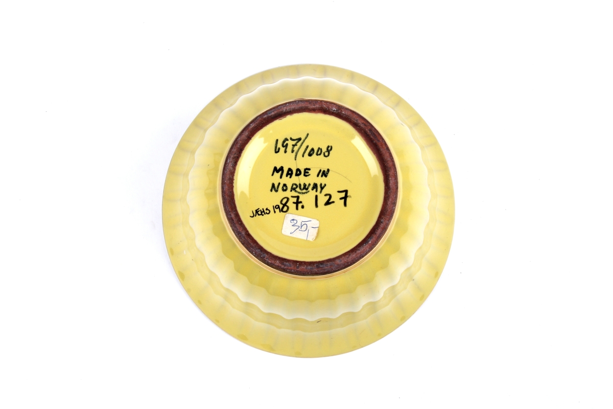 Blomsterpotte med rillet dekor og med gul, blank glasur og gullfarget kant.