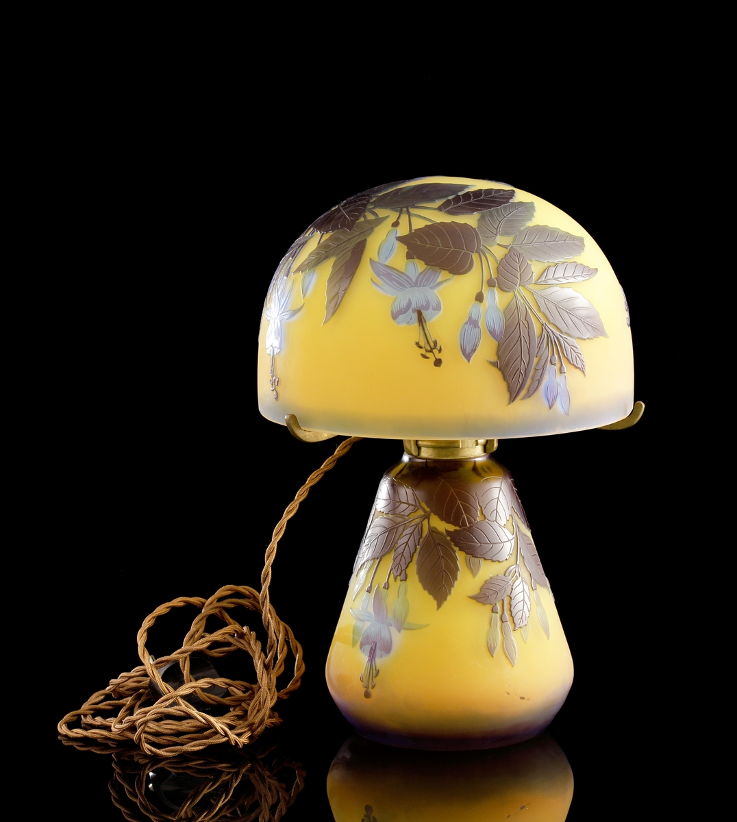 Gul opak lampa med växtmotiv. Etsat överfång i blått och gråbrunt.
Metallfattning för glödlampa. Tvinnad textilsladd.