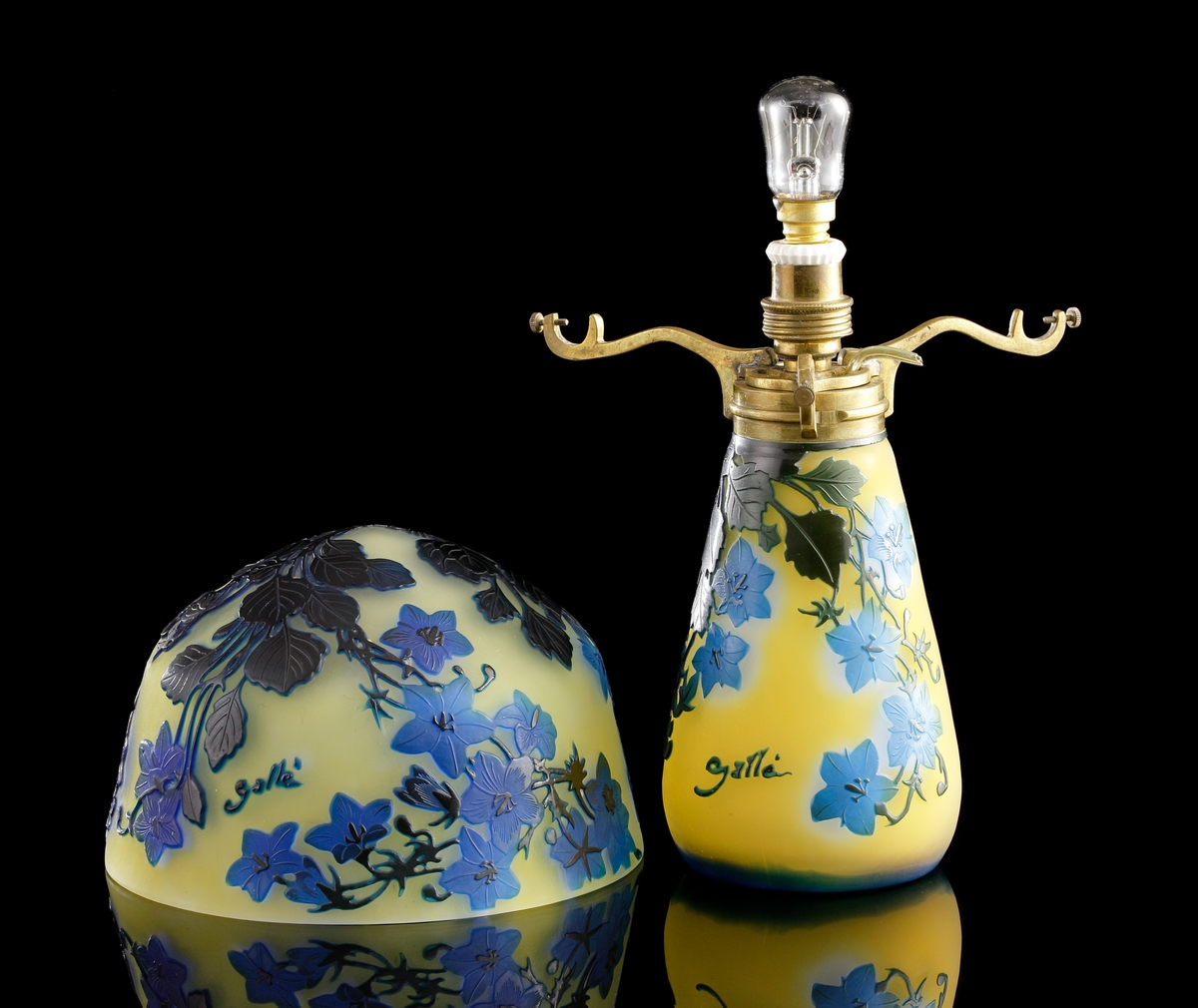 Opak, gul lampa med etsat överfång i olika blå nyanser.
Metallfattning för glödlampa. Tvinnad textilsladd.