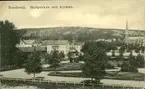 Vykort med motiv över skolparken och kyrkan i Sundsvall.